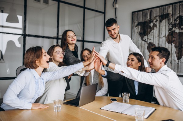 4 estrategias para mejorar el ambiente laboral